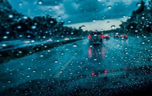 Read more about the article Dirigir na chuva: atenção redobrada e cuidados extras