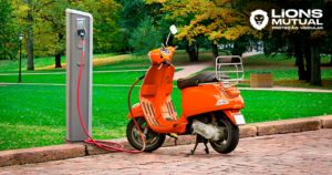 Moto elétrica carregando em um parque