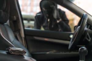 Nunca deixe pertences à vista para não ter o carro furtado. Confira outras dicas e o que fazer se for vítima do crime.