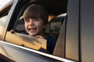 Para dirigir com crianças e adolescentes, aumente sua atenção com os comportamentos e reações dos pequenos.