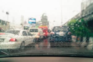 Saiba como proteger seu carro da chuva de forma simples e econômica
