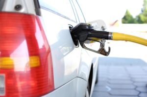 Dirigir com pouco combustível ou na reserva, danifica seu carro. Evite essa prática e sempre abasteça